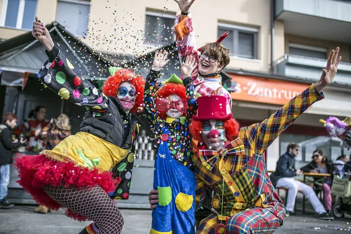 Überall ausgelassene Stimmung und närrisches Treiben.
