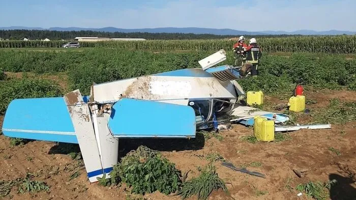 Das Flugzeug kippte nach der Notlandung um