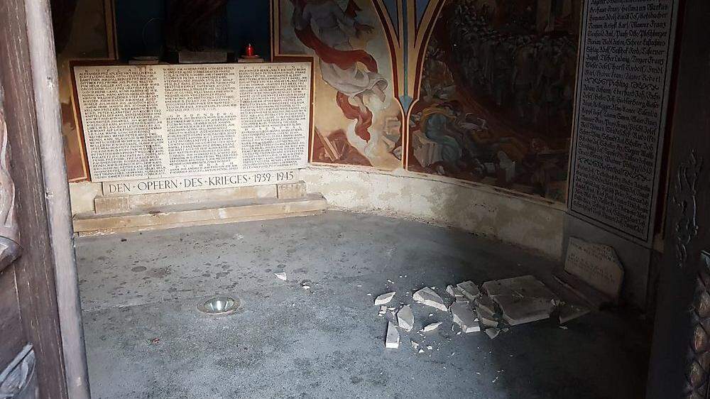 Im Karner bei der Köflacher Pfarrkirche haben Unbekannte eine Gedenktafel zerstört