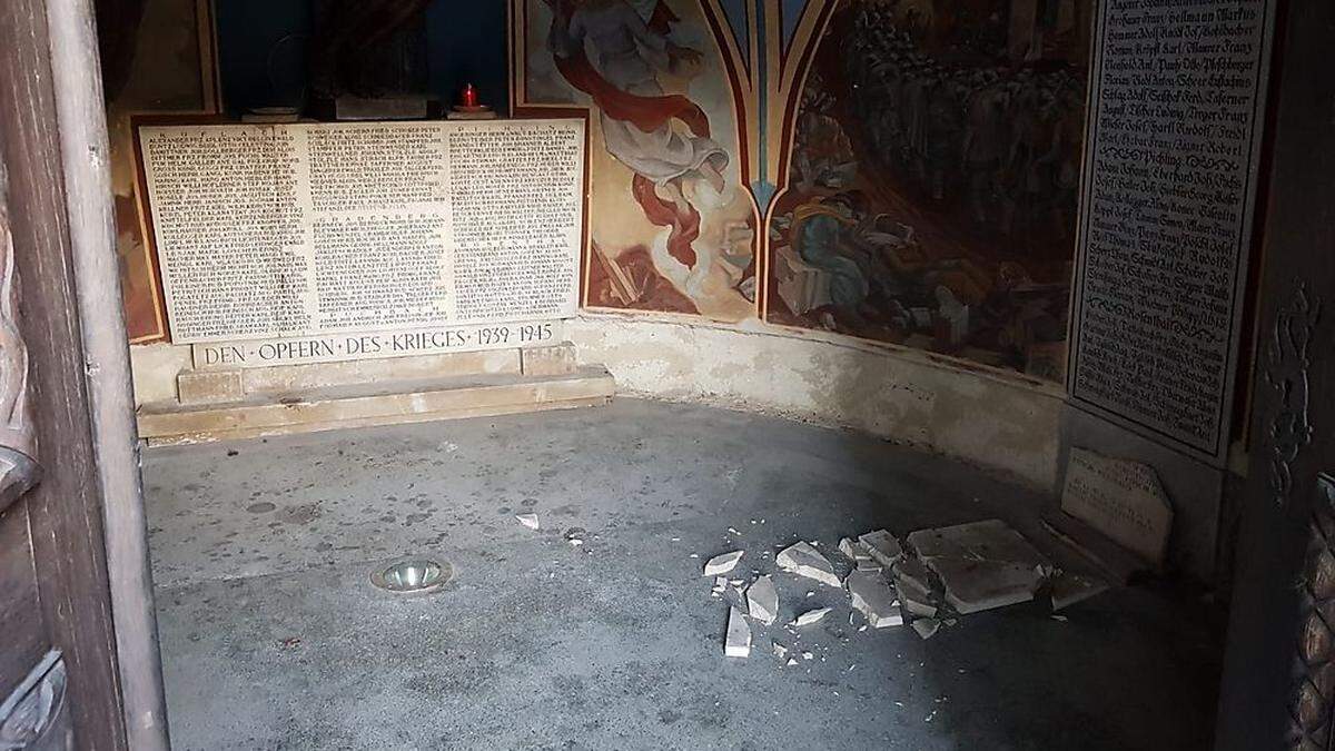 Im Karner bei der Köflacher Pfarrkirche haben Unbekannte eine Gedenktafel zerstört