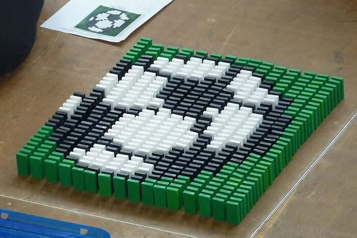 Domino Day in St. Johann | Die Dominosteine werden anhand von Vorlagen angeordnet