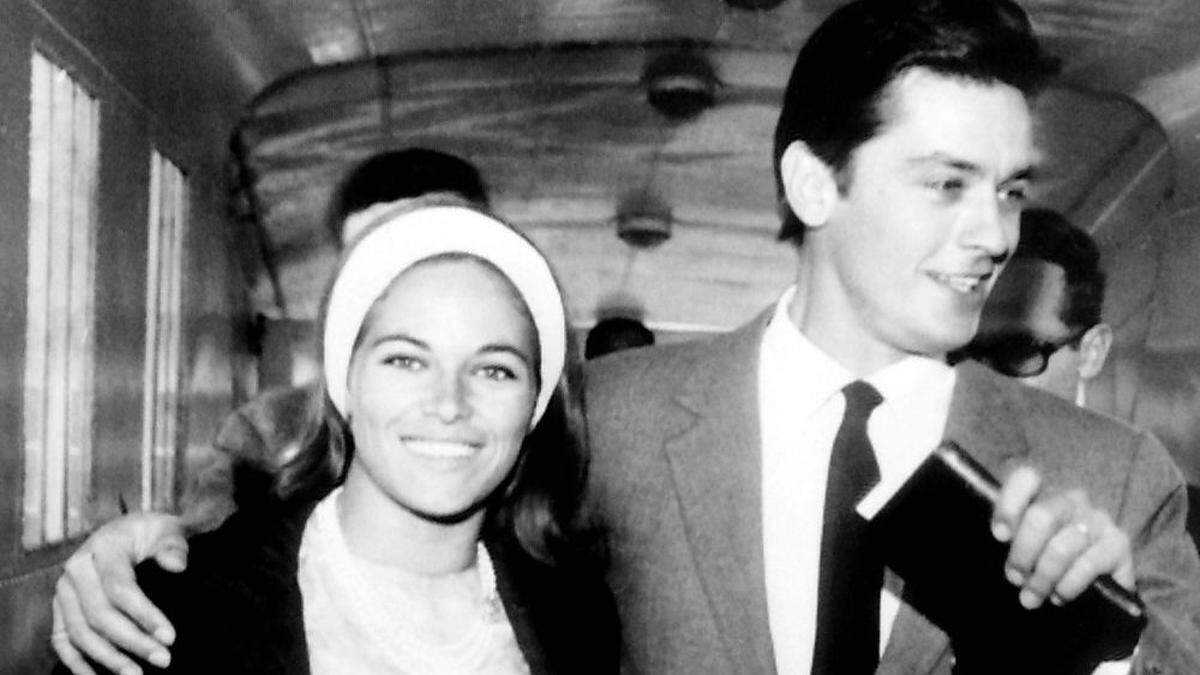 Nathalie mit ihrem damaligen Ehemann Alain Delon 1964 am Tag nach ihrer Hochzeit