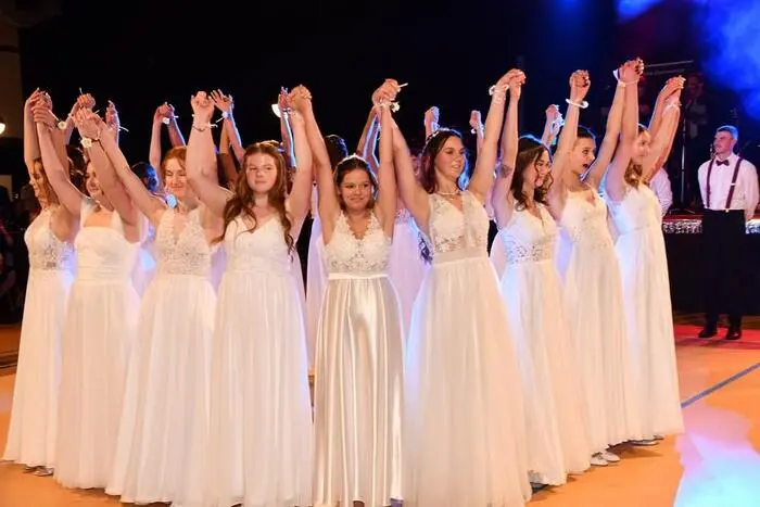 Maturaball | „Endlich reif - ein guter Jahrgang, perfekt im Abgang.“ Unter diesem Motto feierten 21 Damen der HLW Murau ihren diesjährigen Maturaball in der WM-Halle Murau. 