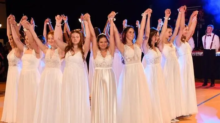 „Endlich reif - ein guter Jahrgang, perfekt im Abgang.“ Unter diesem Motto feierten 21 Damen der HLW Murau ihren diesjährigen Maturaball in der WM-Halle Murau.