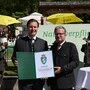 Landeshauptmann Christopher Drexler überreichte Landesjägermeister Franz Mayr-Melnhof-Saurau das Landeswappen