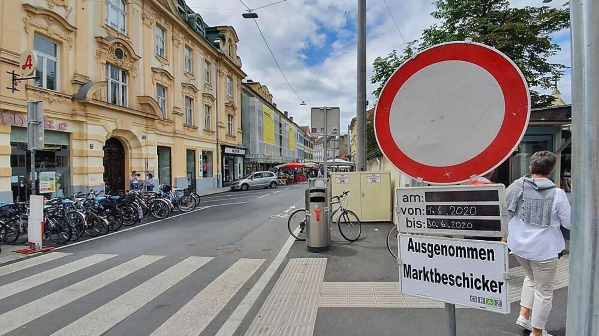 Wäre formal am 30. Juni ausgelaufen, wurde jetzt aber bis Ende 2020 verlängert: Das Fahrverbot in der Schlögelgasse beim Kaiser-Josef-Markt