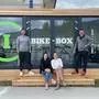 Familie Krall vor der Bikebox, die gut ankommt