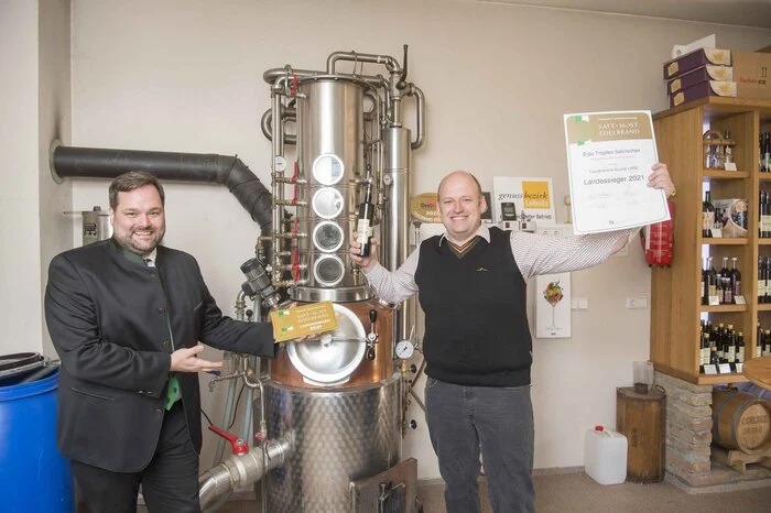 Landessieger Robert Selinschek mit Verkostungschef Georg Thünauer (l.)