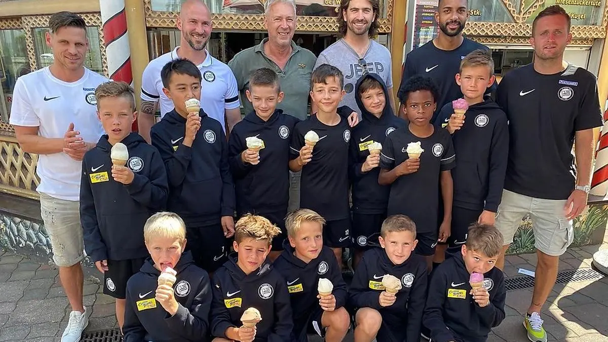 Sturm-Jugend beim Eisessen