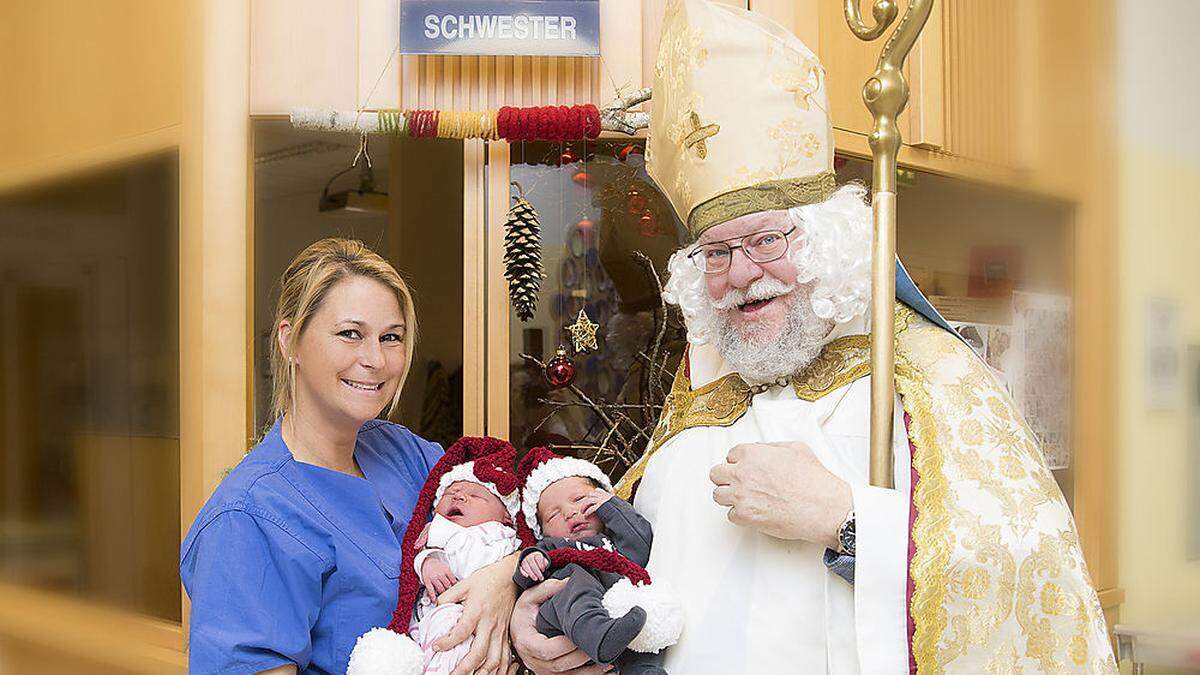 Die Babys Sonja und Lukas Jürgen ließen sich beim Schlafen nicht vom Nikolaus stören 