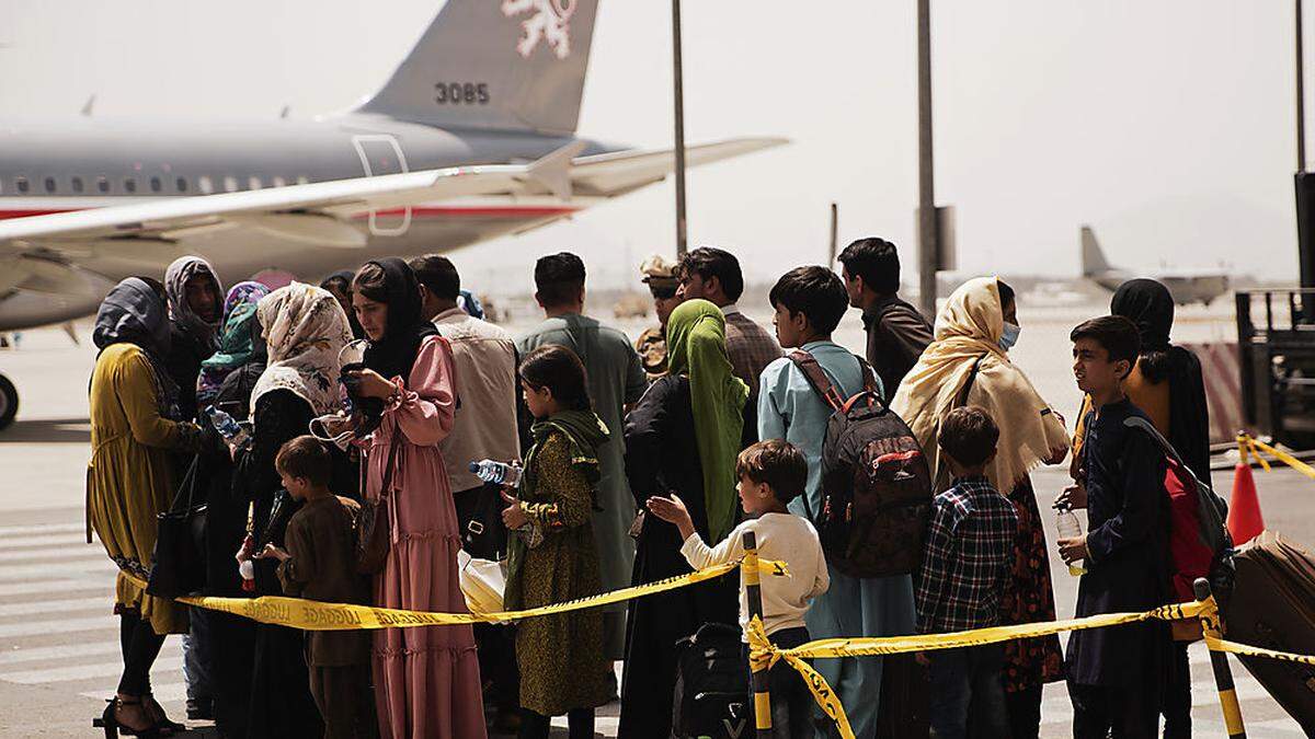 Internationale Repatriierungsflüge am Flughafen in Kabul