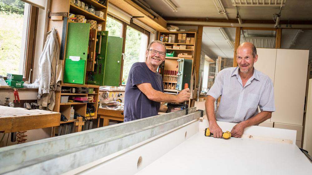 Die beiden Jakopitsch-Mitarbeiter Walter Slanschek und Stefan Sandtner arbeiten an einer Küchentheke.