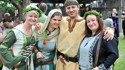Dank des Gewandungsverleihes kann nun jeder passend gekleidet zum Fest erscheinen