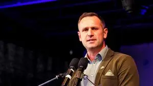 Armin Sippel im Wahlkampf 2021 auf der Bühne, zwei Mikrofone vor ihm am Pult
