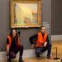 Protestaktion: Püree auf einem Gemälde von Claude Monet