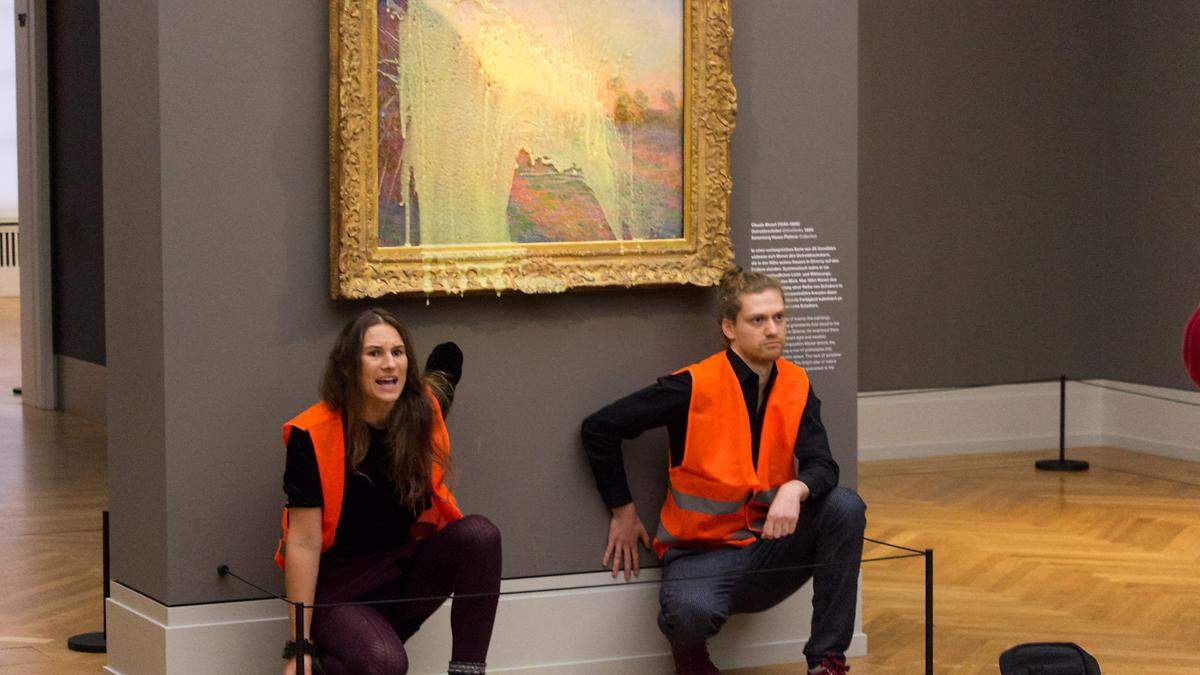 Protestaktion: Püree auf einem Gemälde von Claude Monet