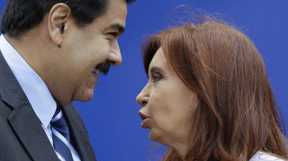 Argentiniens Präsidentin Cristina Fernandez im Gespräch mit Venezuelas Präsidenten Nicolas Maduro 