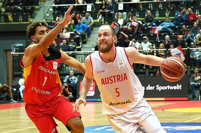 Im klassischen Basketball besteht keine Qualifikationschance für Österreich, im bei Olympia neu eingeführten 3 x 3 nur eine äußerst minimale bei den Männern. Die ÖBV-Herren nehmen von 30. August bis 1. September in Debrecen erstmals an der 3 x 3-EM teil. Im April/Mai 2020 findet ein Qualifikationsturnier für einen Teil noch nicht qualifizierter Nationen statt.