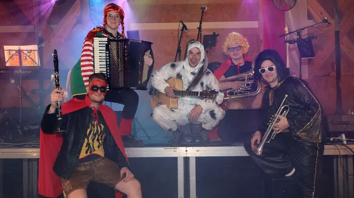 Die "Partybuam mit Madl" von Links: Gregor Dermol (Klarinette), Neja Debeljak "Madl" (Akkorden), Marko Vreabic (Gitarre), Florjan Fijavz (Baroton),und Matej Jancic (Trompete).