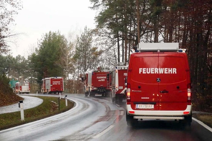 ...die mit insgesamt 32 Einsatzfahrzeugen und schwerem Gerät...