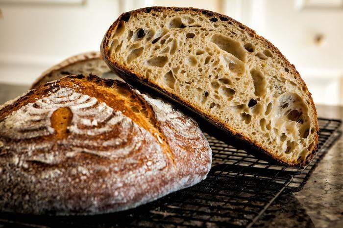 Mit diesem Sauerteigbrot-Rezept backt man naturbelassenes Brot, das mit wenigen Zutaten auskommt und dank langer Reifezeit besonders aromatisch schmeckt