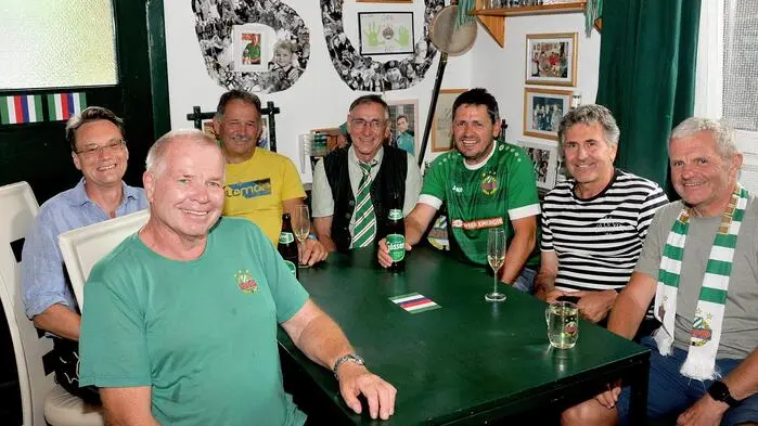 Ein Teil der Rapid-Fans in Lupitsch beim Besuch von Karl Brauneder (2. v. r.)