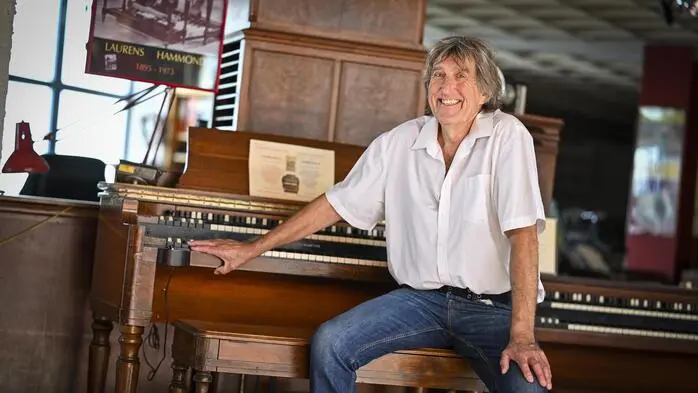 Gert Prix mit der ersten von Laurens Hammond gebauten elektromechanischen Orgel, der Hammond A