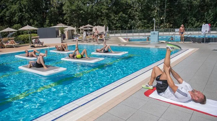 Floatfit ist ein Trendsport aus England, der hochintensives Körpergewichts-Krafttraining mit Balancetraining verbindet.