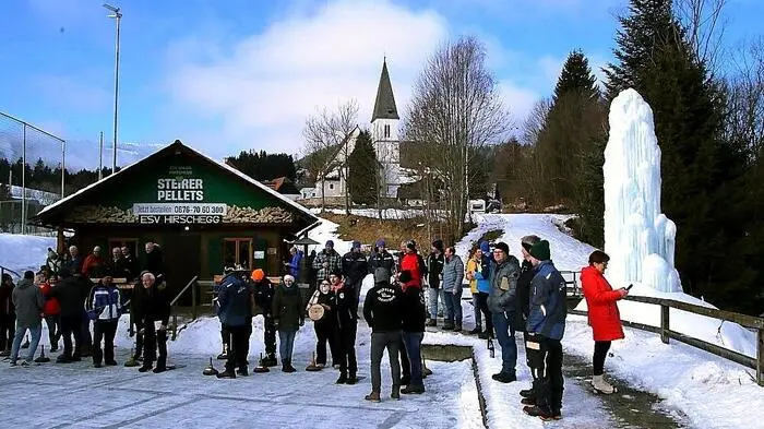 Eine beinahe vier Jahrzehnte lange Tradition hat die Dorfmeisterschaft im Stockschießen, nun auch kombiniert mit einem Spangerlschießen.
