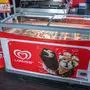 Eissorten der Marke Lagnese in Bistro / Diner Bereich eines Betriebes Langnese Eistruhe Verkauf *** Ice creams of the brand Lagnese in Bistro Diner area of \u200b\u200ba Langnese ice chest sale  