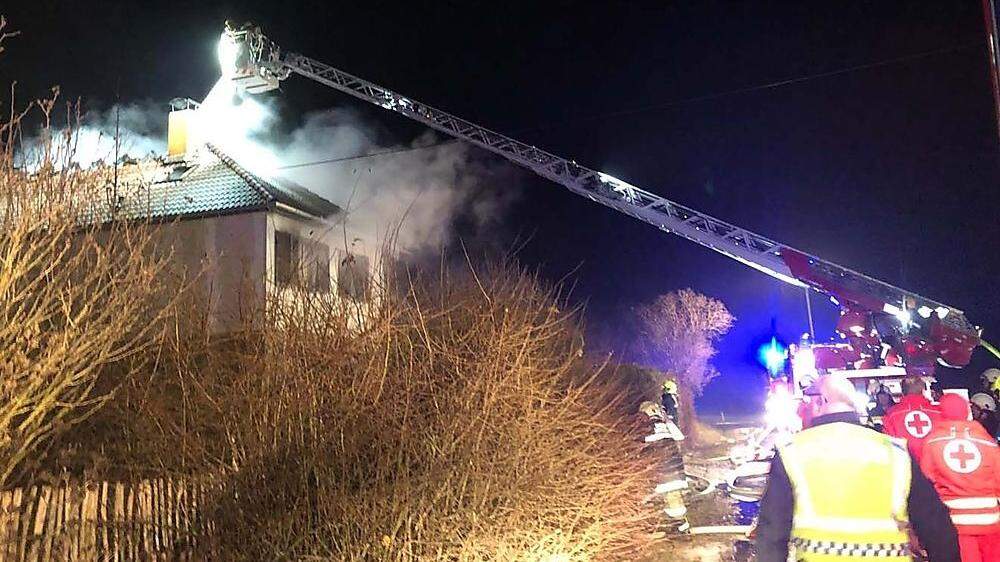 70 Feuerwehrkräfte kämpften in der Nacht auf Mittwoch gegen das Feuer