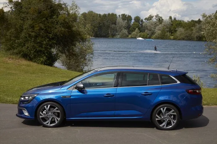Wie schon beim fünftürigen Mégane arbeiten im Grandtour sieben verschiedenen Benzin- und Dieselmotoren mit einem Leistungsspektrum von 100 bis 205 PS. Je nach Version lassen sich die Motorisierungen mit fünf Ausstattungsniveaus kombinieren.
