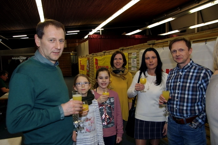 Neben Obmann Eckhardt agierten des weiteren auch Heidi Scherr, Barbara Berger, Gerhard Brunner, Astrid Neukam, Peter Krienzer, Gerhard Liebmann, Sabrina Kollegger, Stefan Brettenthaler, Isabell Kollegger und Josef Pichler als Darsteller auf der Bühne und begeisterten das Publikum.
