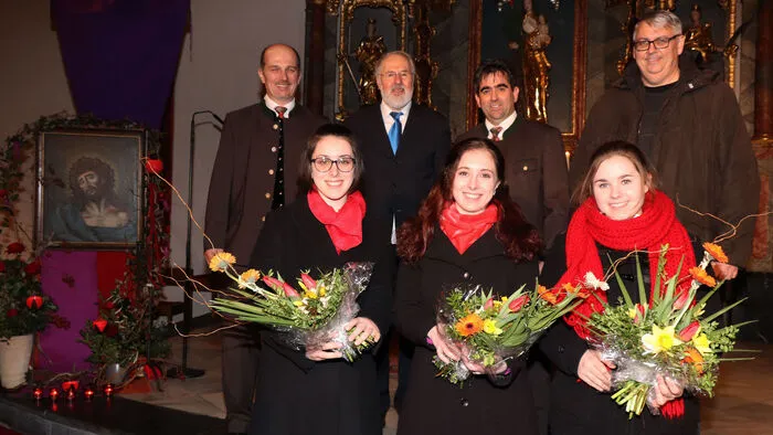 Mit dabei waren etwa der gemischte Chor aus Udine „Coro in Dulci Jubilo“ unter Leitung von Adriano Zanier und Federico Passerini an der Orgel, Christina Tschernitz (Sopran), Irina Antesberger (Sopran und Klavier) und Elisabeth Tschernitz (Alt). Österliche Worte gab es von Stadtpfarrer Bruder Wolfgang Gracher.