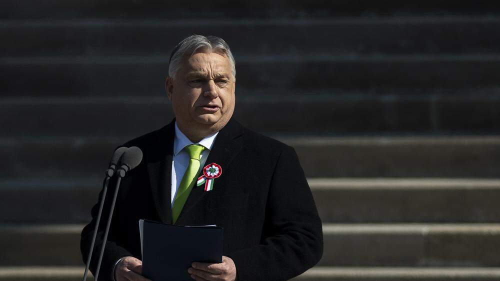 Ungarns Premierminister Orban (60) und sein junger Herausforderer Magyar  (43)