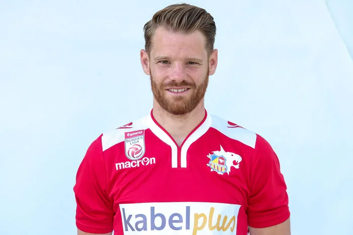 Thomas Vollnhofer, geboren am 2. September 1984 Vereine als Profi: St. Pölten, Wiener Neustadt, Vienna Spiele für St. Pölten (vor der Saison): 254