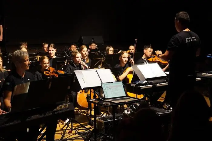 Das Schulorchester unter der Leitung von Daniela und Daniel Holzer sowie der Chor mit Chorleiter Philip Drußnitzer umrahmten das Musical mit ihren Klängen und Gesang.