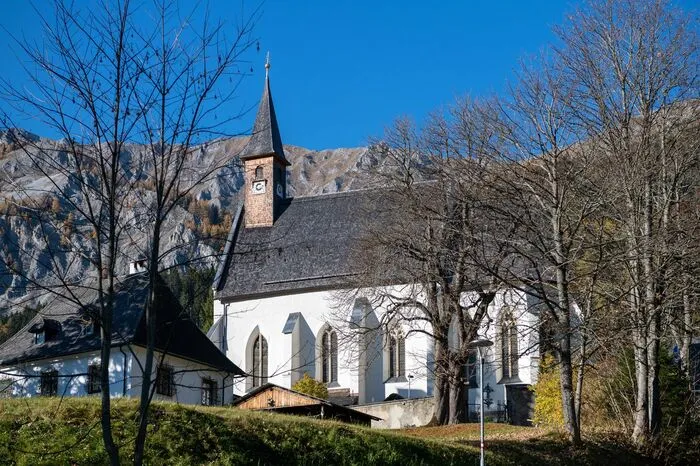 Filialkirche zum Heiligen Leonhard in Seewiesen in Turnau: Anno 1335 wurde die erzbischöfliche Bewilligung zur Errichtung der Kirche als letzte Wallfahrtsstation vor Mariazell erteilt. Aus der Errichtungszeit der Kirche stammen die Heiligenfiguren Leonhard und Barbara, die wichtigste Schutzpatronin der Bergleute.