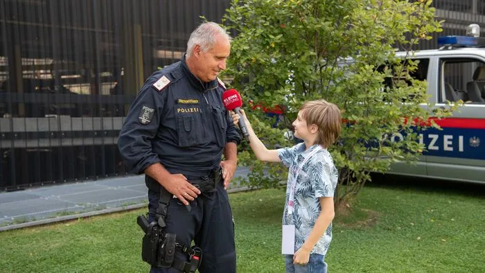 Kinderreporter Jonas (12) übernahm die Moderation des Videos über die Polizeihundestaffel.