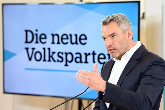 Im Jahr 2018 trat Karl Nehammer erstmals in die Öffentlichkeit, und zwar als Generalsekretär der ÖVP. Er leitete Kurz' Wahlkampf 2019. 2020 gelang ihm der Sprung in die Regierung, von der Parteizentrale ins Innenministerium. Seit Dezember 2021 ist er Bundeskanzler.