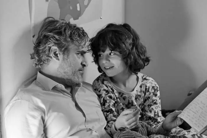 Mike Mills’ wunderbare Schwarz-Weiß-Ode ansZuhören und Miteinanderreden. Ein Radioreporter (zärtlich wie nie: Joaquin Phoenix) und sein Neffe (Woody Norman) kommen ins Gespräch. Eine ausführliche Kritik lesen Sie hier.