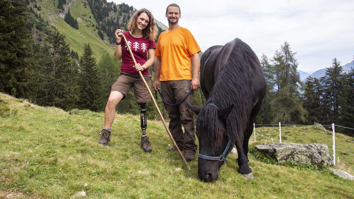 Andrea Fuerstaller (links) und Thomas Veiter (rechts) mit Noriker Nero auf der Alm