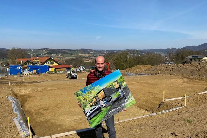Jürgen Tackner präsentiert das Projekt auf der Baustelle in Haag (Bad Gleichenberg)