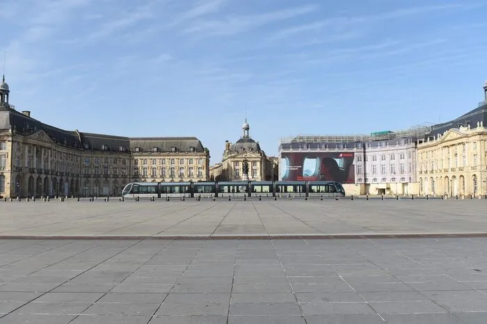 Der Place de la Bourse in Bordeaux war  ebenso leer ...
