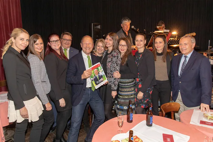 Urs Harnik-Lauris feierte - und bekam von seinen Kollegen eine Jubiläumszeitung geschenkt.