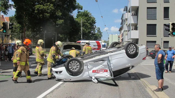 Nahe des Fröbelparks in Graz-Lend ereignete sich Samstagmittag ein aufsehenerregender Unfall: Bei einer Kollision zwischen zwei Pkw überschlug sich eines der Autos und blieb am Dach liegen.
