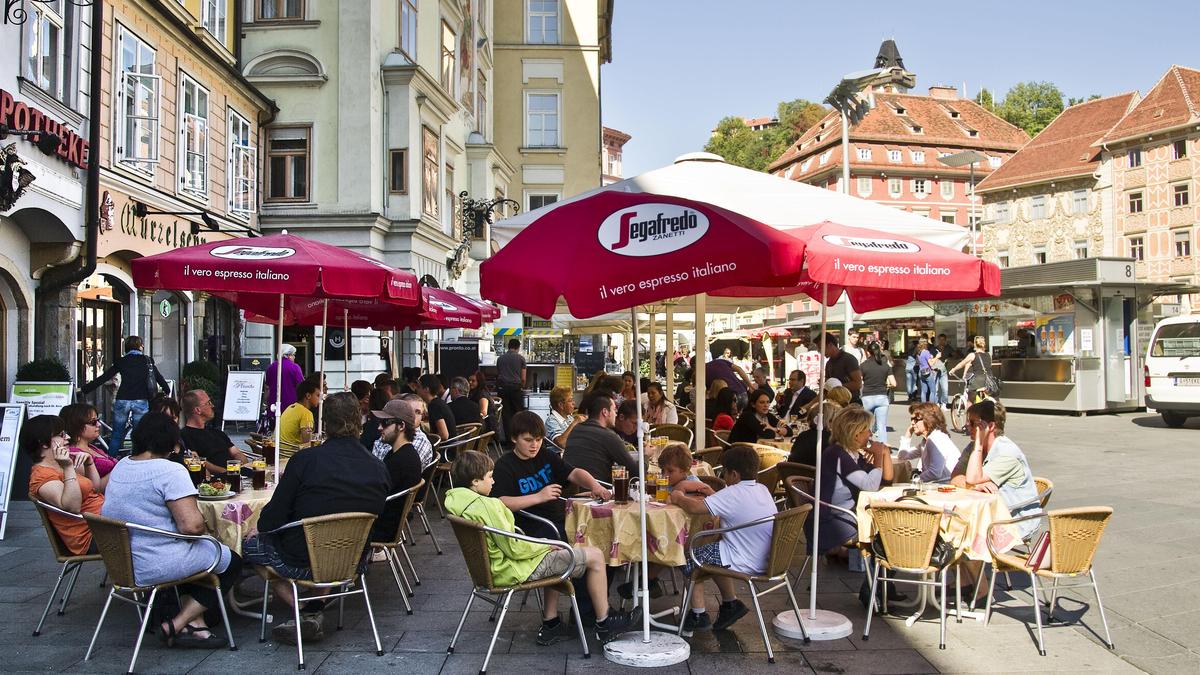 Künftig auch Rauchverbot in Außenbereichen? Die Gastronomie hat keine Freude mit der EU-Empfehlung, die Österreichische Krebshilfe begrüßt es als wichtiges Signal.