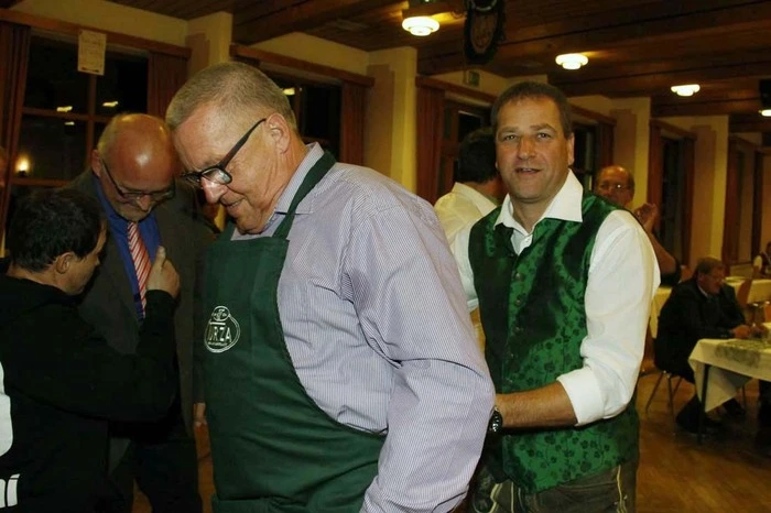 Zuvor musste Vizebürgermeister Karl Turza beim fachgerechtem Anlegen der Schürze assistieren.