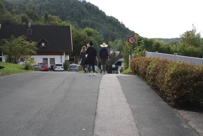 Süduferpromenade Klopeiner See 




______________________________

[cid:image001.jpg@01D798AE.F59A2390]

Mag. Simone Jäger
Redakeurin Regionalbüro Völkermarkt/Wolfsberg
simone.jaeger@kleinezeitung.at
Tel.  +43 4352 3814 28
Fax. +43 4352381420
M.    +43 660 1590 799
www.kleinezeitung.at<http://www.kleinezeitung.at>
Kleine Zeitung GmbH & Co KG
9400 Wolfsberg, Am Weiher 11/2
Impressum & Information<http://www.kleinezeitung.at/service/unternehmen/impressum/index.do>

[cid:image002.png@01D798AE.F59A2390] Unsere Facebook Seite für Steiermark und Kärnten!<http://www.facebook.com/kleinezeitung>
[cid:image003.png@01D798AE.F59A2390] Unsere Twitter Seite für Steiermark und Kärnten!<http://www.twitter.com/kleinezeitung>

Diese Nachricht kann vertrauliche Informationen enthalten und ist nur für die namentlich bezeichneten Empfänger bestimmt.
Falls Sie nicht namentlich als Empfänger dieser Mitteilung angeführt sind, ersuchen wir Sie dringend, diese Mitteilung nicht weiterzuverbreiten oder zu kopieren!
Bitte informieren Sie uns umgehend per E-Mail, falls Sie diese Mitteilung fälschlicherweise erhalten haben und löschen Sie dieses E-Mail jedenfalls endgültig aus Ihrem System.
This message may contain confidential information and is intended only for the individual named. If you are not the named addressee you should not disseminate, distribute or copy
this e-mail. Please notify the sender immediately by e-mail if you have received this e-mail-message by mistake and delete this e-mail-message from your system.