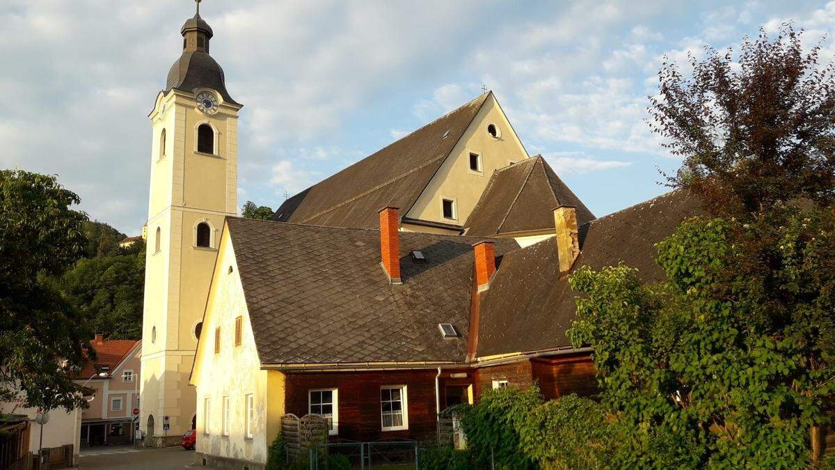 Das Geburtshaus von Matzak befindet sich neben der Pfarrkirche von Arnfels